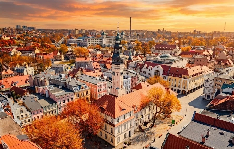Jesienna panorama miasta – profesjonalna obsługa social media Zielona Góra.